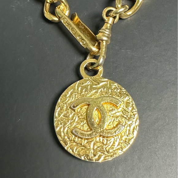 SOLD ❌ Chanel Vintage Interlocking CC Logo Chain Link Belt - Picture 2 of 6